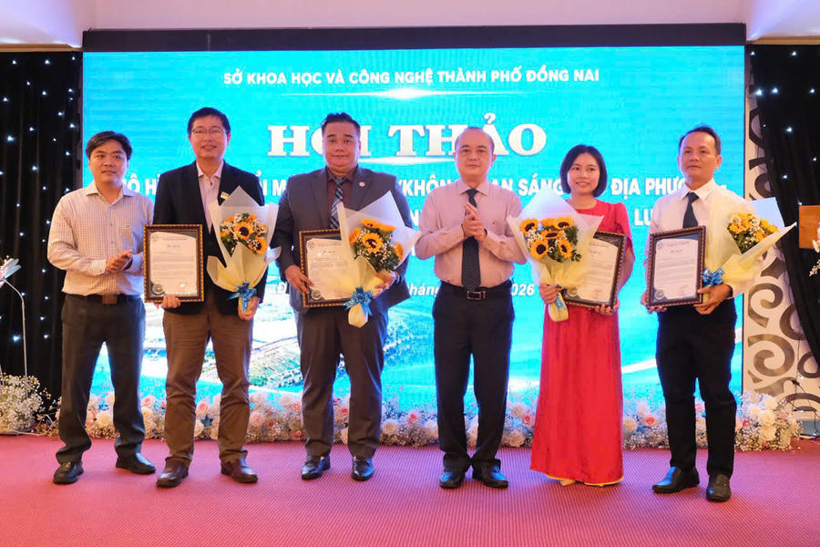 Ban tổ chức tặng hoa và Thư cảm ơn các báo cáo viên tại hội thảo.