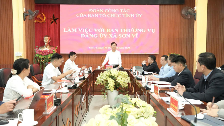 Ông Trần Quang Minh, Ủy viên BTV Tỉnh ủy, Trưởng Ban Tổ chức Tỉnh ủy Tuyên Quang làm việc với BTV Đảng ủy xã Sơn Vĩ.