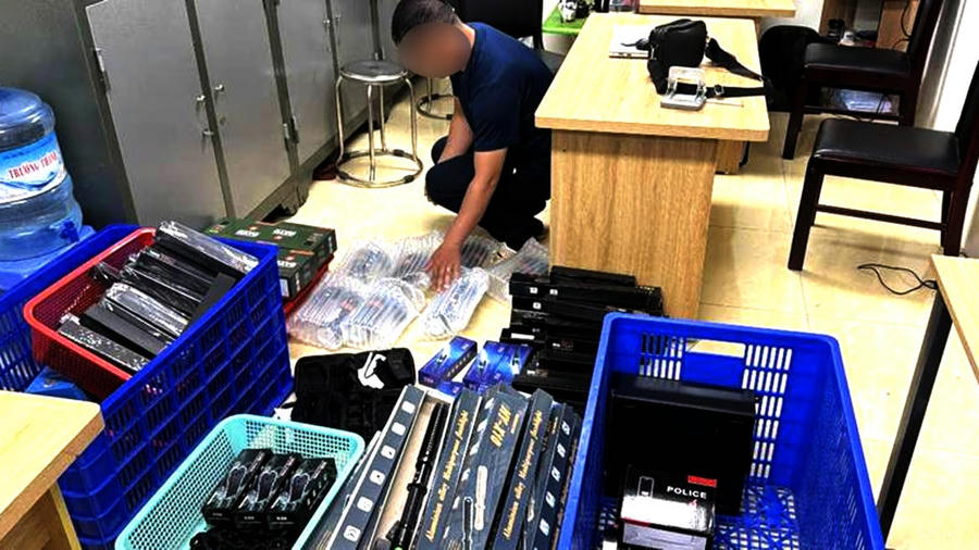 Đối tượng N.X.L cùng tang vật. Ảnh CA TP Hà Nội