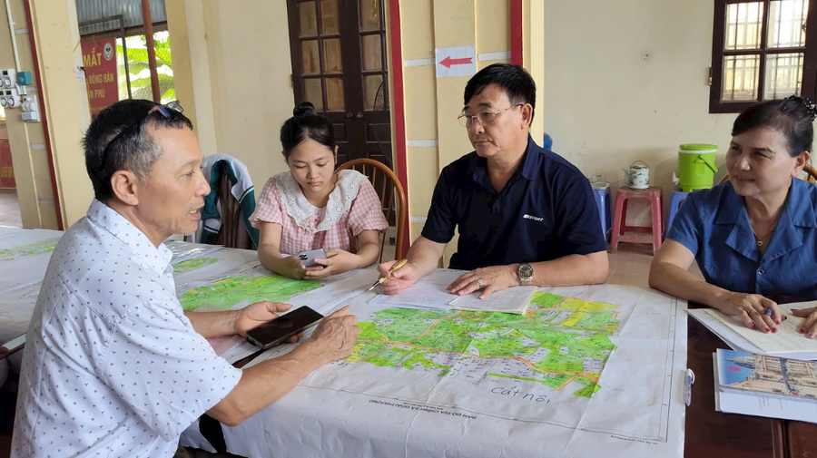 Cán bộ ở Hà Nội thực hiện xây dựng cơ sở dữ liệu đất đai (Ảnh: Trần Hằng).