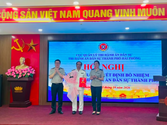 Phó Cục trưởng Cục Quản lý THADS Trần Thị Phương Hoa và Trưởng THADS TP Hải Phòng Nguyễn Văn Tuấn chúc mừng ông Nguyễn Thế Mạnh nhận nhiệm vụ mới. (ảnh Thuỳ Linh)