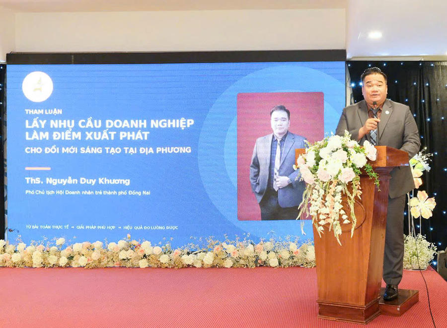 Ông Nguyễn Duy Khương, Phó Chủ tịch Hội Doanh nhân trẻ thành phố Đồng Nai trình bày tham luận tại hội thảo.