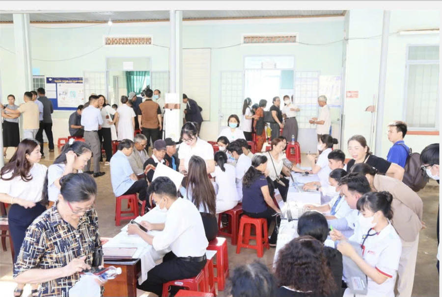 Người dân phấn khởi khi được khám sức khỏe và cấp thuốc miễn phí. Ảnh: Sở Y tế Đắk Lắk
