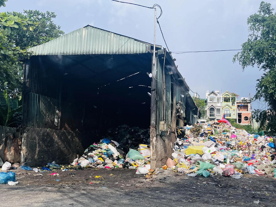 Trạm trung chuyển chất thải rắn sinh hoạt Long Trường là do bị quá tải so với công suất thiết kế. (Ảnh: VOV) Trạm trung chuyển chất thải rắn sinh hoạt Long Trường là do bị quá tải so với công suất thiết kế. (Ảnh: VOV)