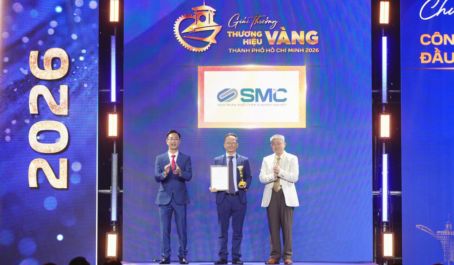 Ông Lê Quang Hải - Phó Chủ Tịch Hội Đồng Quản Trị Công ty Cổ phần Thương mại Đầu tư SMC đại diện doanh nghiệp nhận Cúp vinh danh.