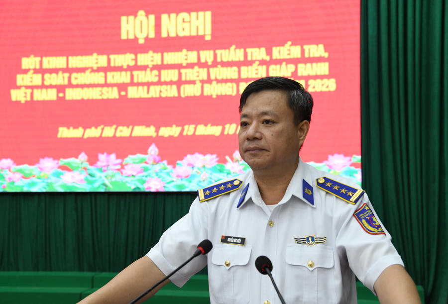 Đại tá Nguyễn Đức Hiếu, Phó Tư lệnh Pháp luật Bộ Tư lệnh Vùng Cảnh sát biển 3, phát biểu kết luận hội nghị. Ảnh: Đức Định.
