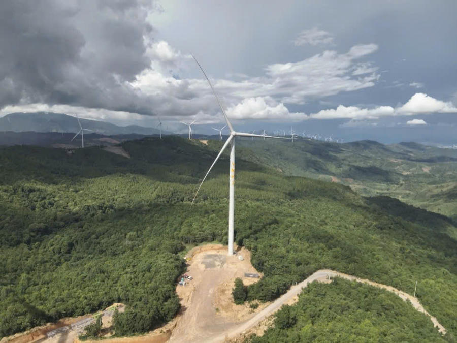 Với sự hỗ trợ của tỉnh, Nhà máy điện gió Yang Trung (xã Kông Chro và Chơ Long) có công suất 145 MW dự kiến đưa vào vận hành thương mại trong tháng 10-2026. Ảnh: L.A