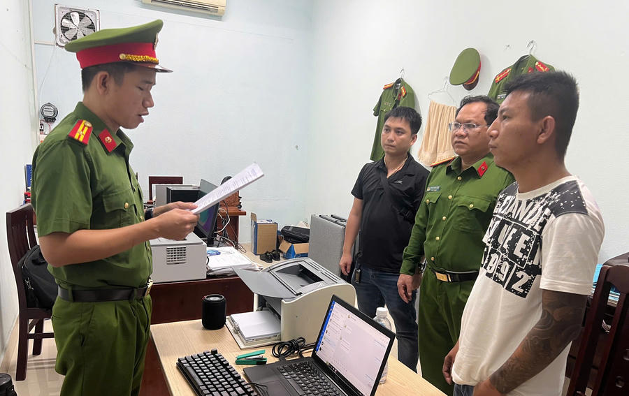 Thực hiện lệnh bắt tạm giam Huỳnh Văn Minh Nhựt - Ảnh Công an TP Đà Nẵng.