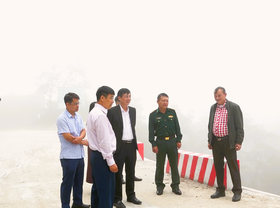Đoàn kiểm tra công trình kè đường tại thôn Vàng Chá Phìn.