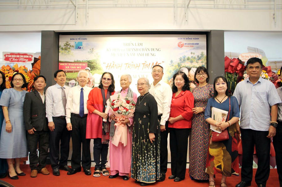 Nguyên Chủ tịch nước Nguyễn Minh Triết, họa sĩ Đặng Ái Việt và các đại biểu chụp hình lưu niệm