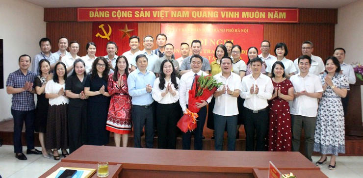 Ban Giám đốc Sở Tư pháp thành phố cùng đại diện các phòng, đơn vị trực thuộc chúc mừng tân Giám đốc Sở Tư pháp Thành phố Duy Hoàng Dương
