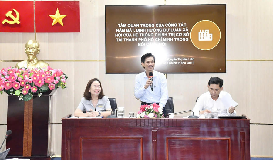 Tiến sĩ Phạm Ngọc Lợi, Phó Bí thư Đảng ủy, Phó Giám đốc Học viện Cán bộ TP.HCM phát biểu tại hội thảo.