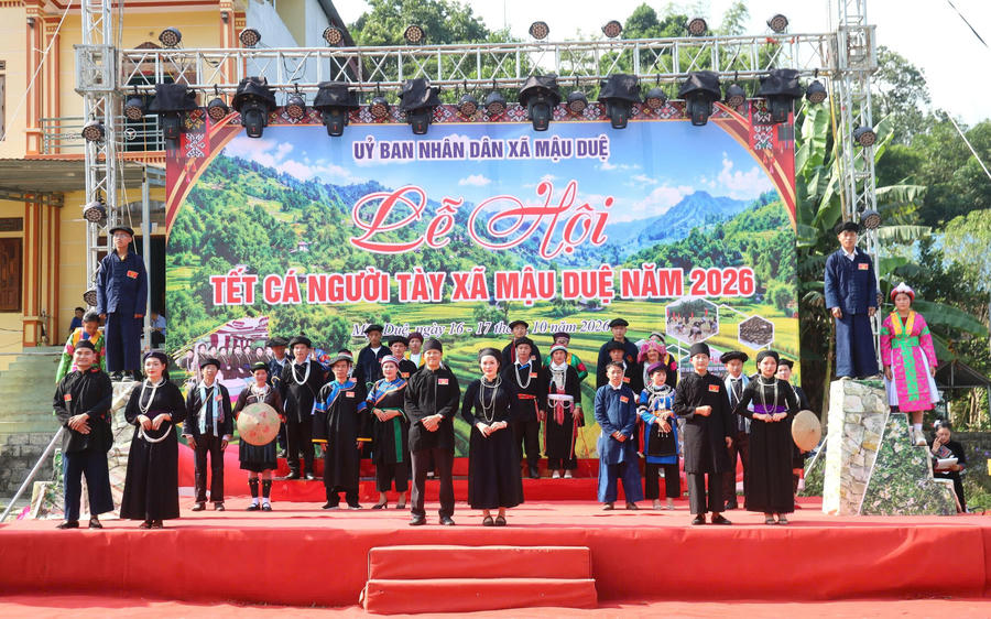 Thi trình diễn trang phục truyền thống các dân tộc ở Mậu Duệ.