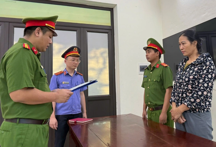Công an thi hành quyết định khởi tố bị can đối với  Bùi Thị Hiền và Chu Văn Đoàn (Ảnh: Công an cung cấp).