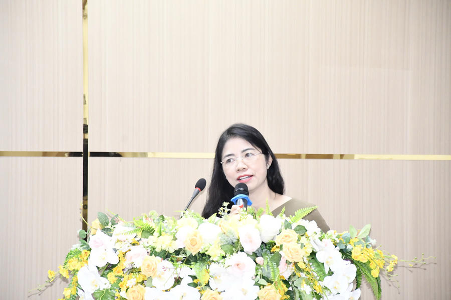 Tiến sĩ Nguyễn Thị Kim Liên, Học viện Chính trị khu vực II trình bày tham luận tại hội thảo.