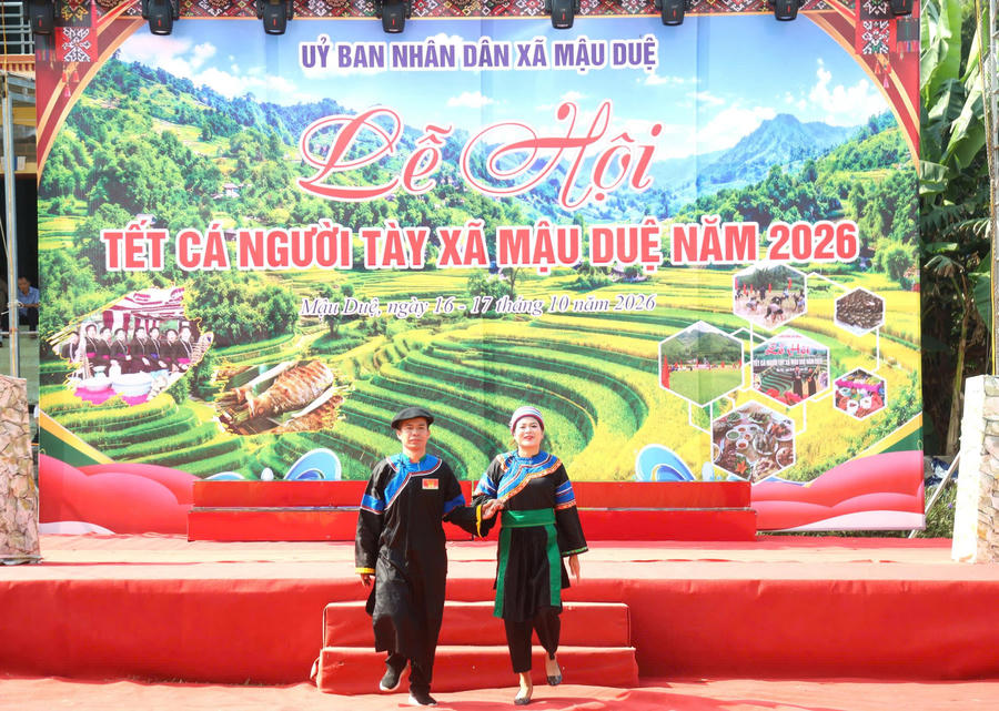Thi trình diễn trang phục truyền thống các dân tộc ở Mậu Duệ.