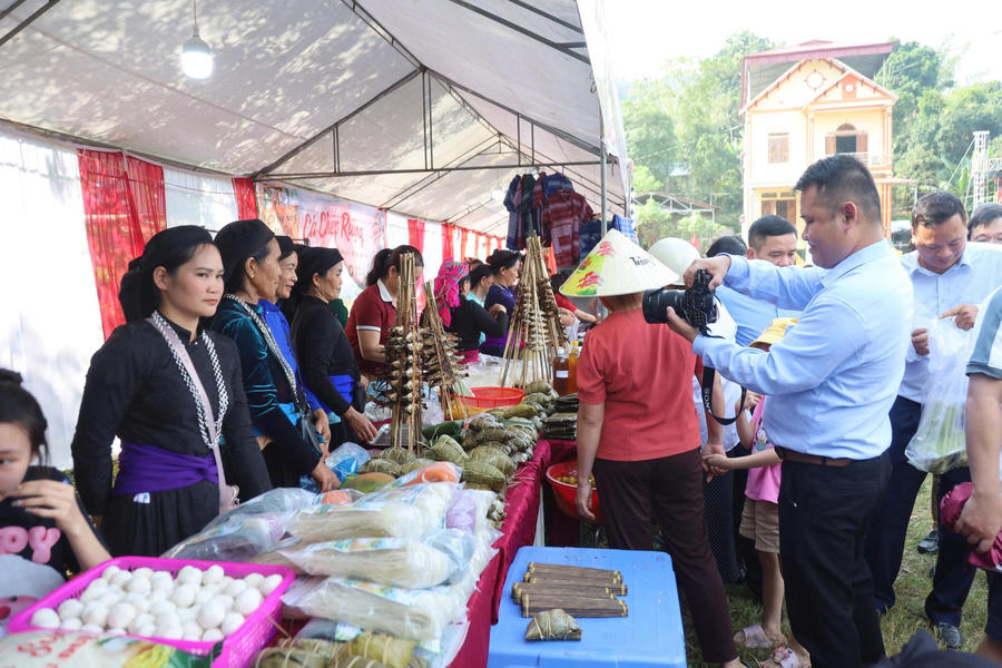 Các gian hàng trưng bày sản phẩm địa phương.