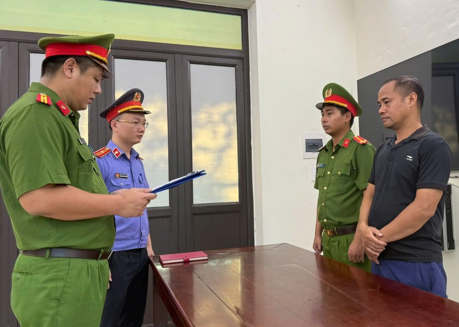 Công an thi hành quyết định khởi tố bị can đối với  Bùi Thị Hiền và Chu Văn Đoàn (Ảnh: Công an cung cấp).