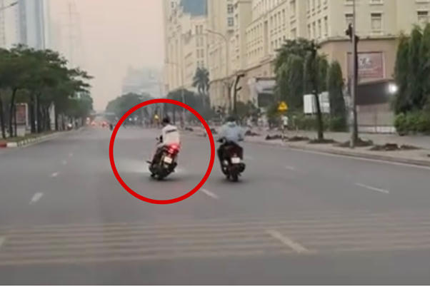 Hình ảnh 2 thiếu nữ điều khiển xe lạng lách trên đường.