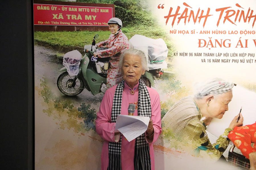 Họa sĩ, Anh hùng Lao động Đặng Ái Việt phát biểu tại Triển lãm.