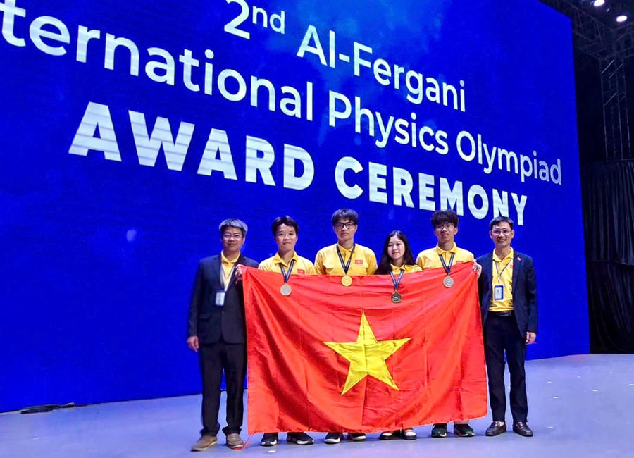 Đoàn học sinh Việt Nam tại FiPhO 2026 (Từ trái qua phải: PGS.TS Phạm Văn Hải, em Trương Bá Chí Thành, em Lê Bá Tuấn Việt, em Lê Hồng Nhân, em Tăng Hạo Nhiên và PGS.TS Nguyễn Công Toản). (Ảnh: Bộ GD&ĐT)
