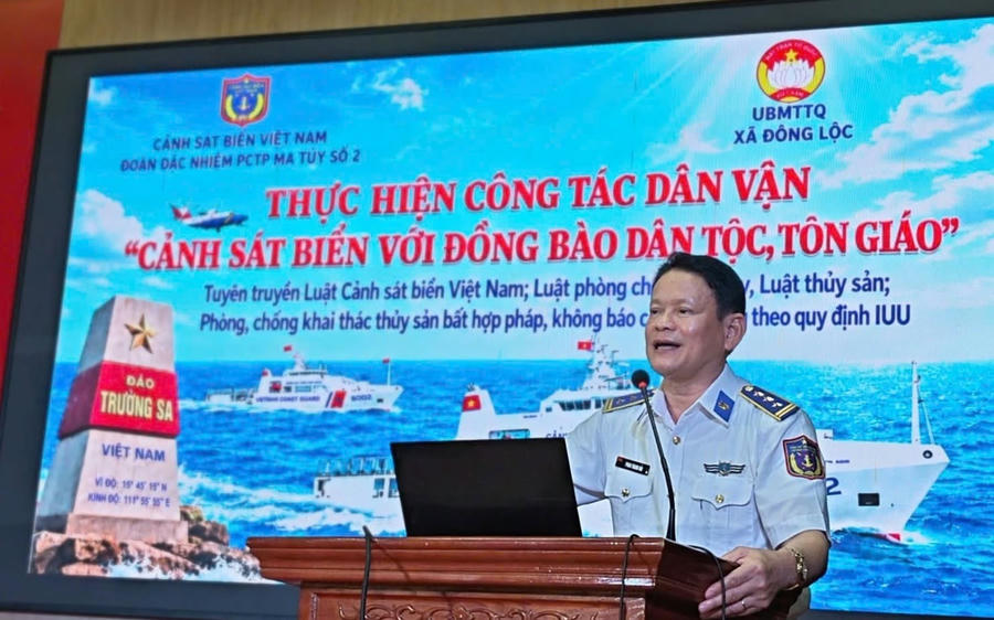 Thượng tá Phan Thanh Hải - Chính trị viên Đoàn đặc nhiệm PCTP ma tuý số 2 tuyên truyền những nội dung trọng tâm của Luật Cảnh sát biển Việt Nam.