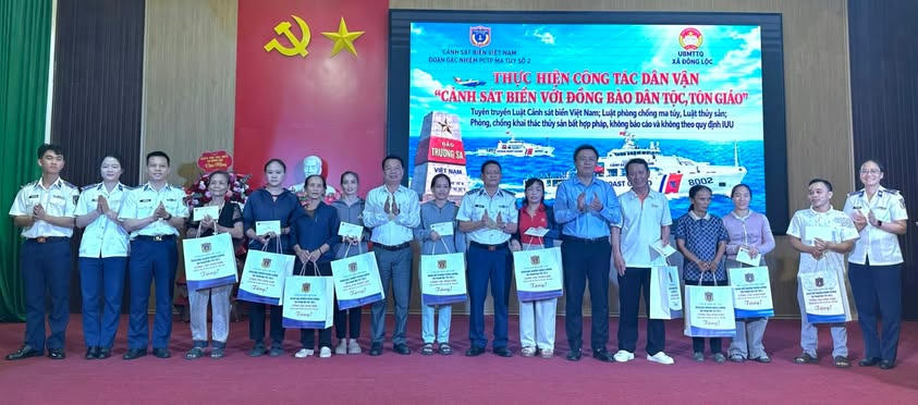 Nhiều phần quà ý nghĩa đến với người dân có hoàn cảnh khó khăn trên địa bàn.