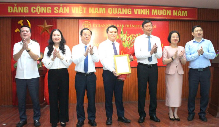 Các đồng chí lãnh đạo thành phố chúc mừng tân Giám đốc Sở Tư pháp Thành phố.