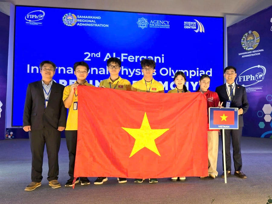 Đoàn học sinh Việt Nam tại FiPhO 2026. (Ảnh: Bộ GD&ĐT)
Đoàn học sinh Việt Nam tại FiPhO 2026. (Ảnh: Bộ GD&ĐT)