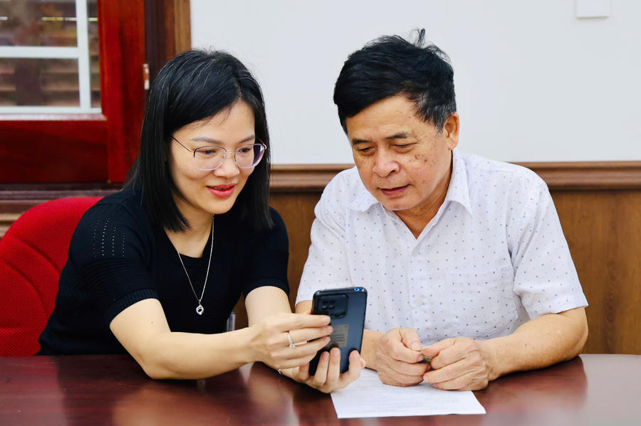 Công dân được hướng dẫn sử dụng ứng dụng VssID - BHXH số trên điện thoại thông minh.
