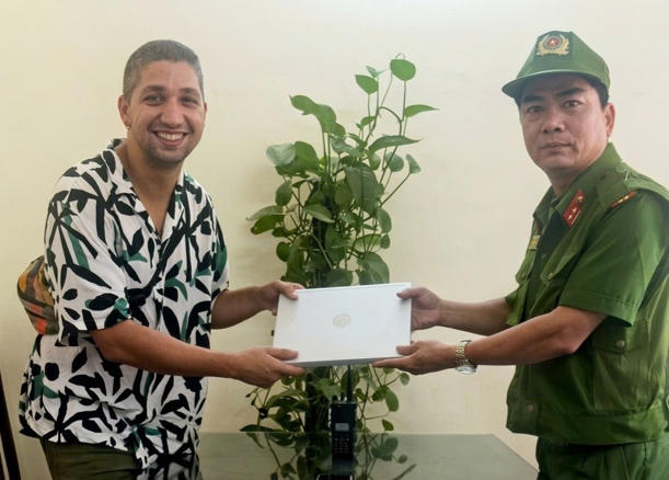 Đại diện Tổ công tác trao trả tài sản bị đánh rơi cho anh Ayoub.