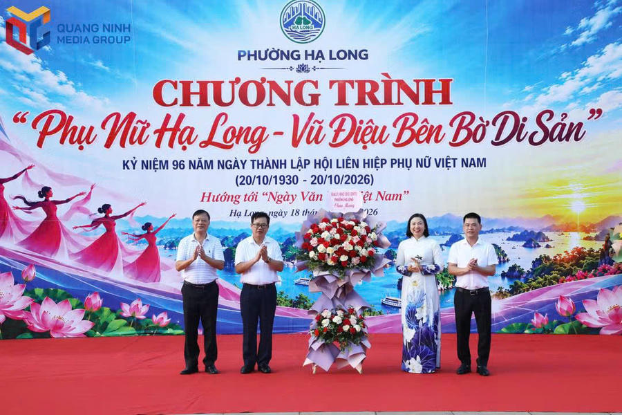 Các đại biểu tặng hoa chúc mừng tại chương trình.Ảnh: Báo Quảng Ninh