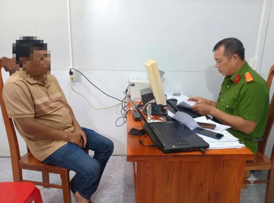 Ông T. tại cơ quan công an (Ảnh: Công an phường Vĩnh Tế).