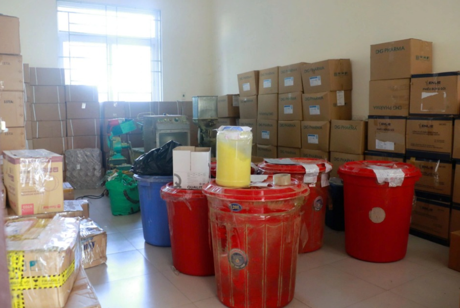 Tang vật liên quan đến đường dây sản xuất, buôn bán thuốc chữa bệnh gồm nguyên liệu, máy móc và nhiều sản phẩm thành phẩm. Ảnh: Công an Nghệ An