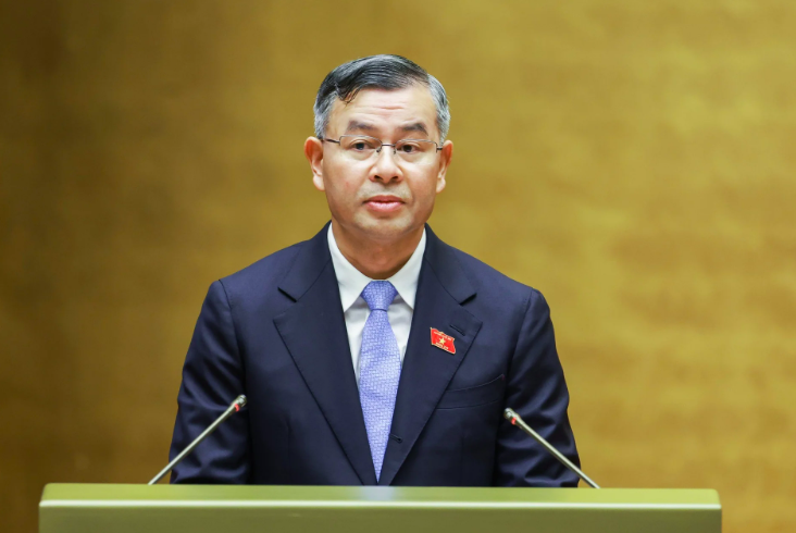 Bộ trưởng Bộ Tài chính Ngô Văn Tuấn thừa uỷ quyền của Thủ tướng báo cáo trước Quốc hội . Ảnh: Media QH
Bộ trưởng Bộ Tài chính Ngô Văn Tuấn thừa uỷ quyền của Thủ tướng báo cáo trước Quốc hội . Ảnh: Media QH