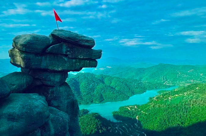 Cận cảnh khu vực núi Đá Chồng ở Quảng Ninh hút du khách đến trekking.
Cận cảnh khu vực núi Đá Chồng ở Quảng Ninh hút du khách đến trekking.