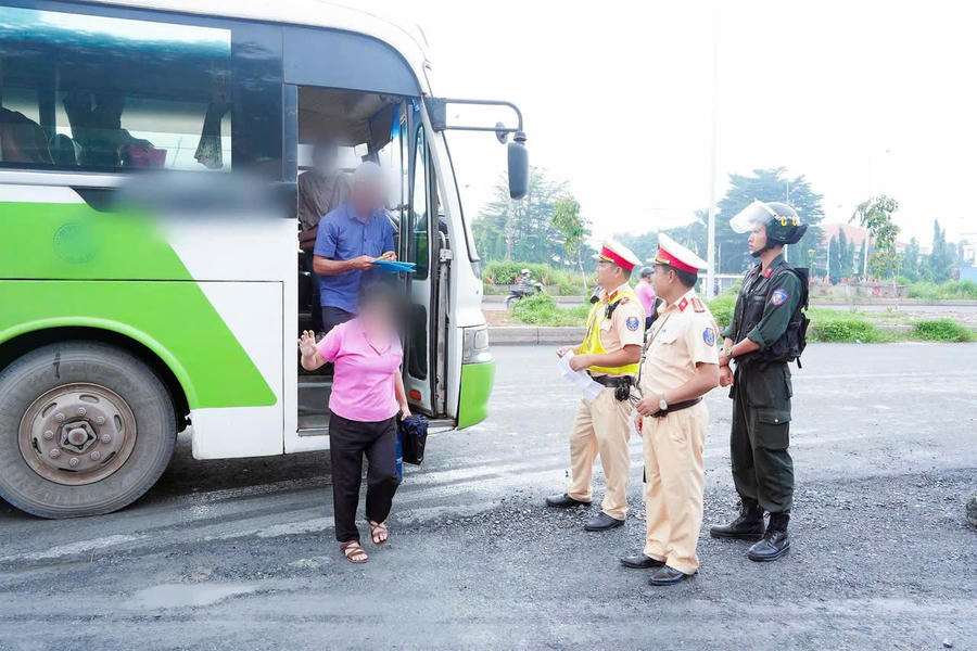 Lực lượng CSGT xử lý người vi phạm.