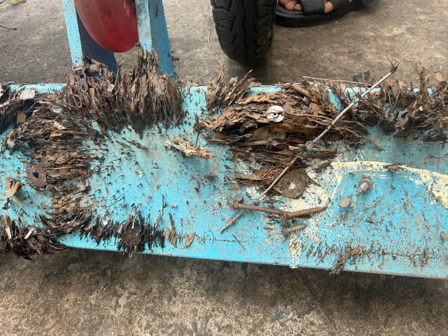 Thu gom hơn 70 kg đinh, kim loại từ mô hình “Xe hút đinh thân thiện” .