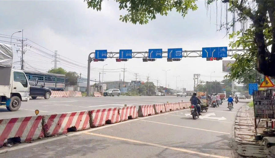 Điều chỉnh đèn tín hiệu giao thông tại nút giao Sơn Tiên trên Quốc lộ 51.