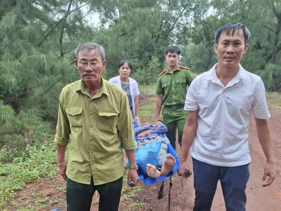 Lực lượng chức năng phát hiện và đưa nạn nhân ngộ độc cá nóc đi cấp cứu. (Ảnh: CAQT)