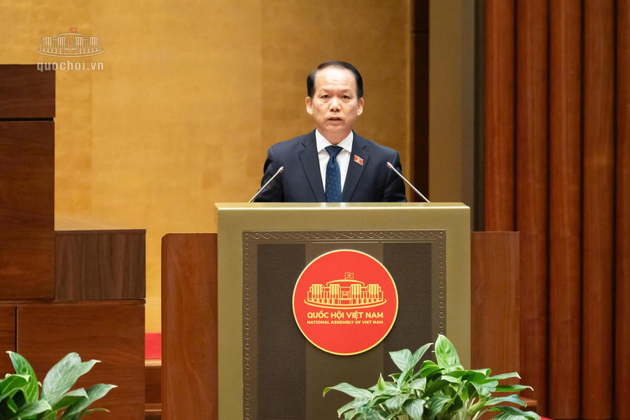 Bộ trưởng Bộ Tư pháp Hoàng Thanh Tùng trình bày tờ trình dự án Luật tại phiên họp. Ảnh: Quochoi.vn