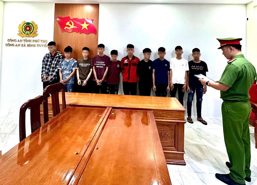 10 đối tượng liên quan đến vụ việc tại cơ quan Công an. Ảnh: Công an tỉnh Phú Thọ.