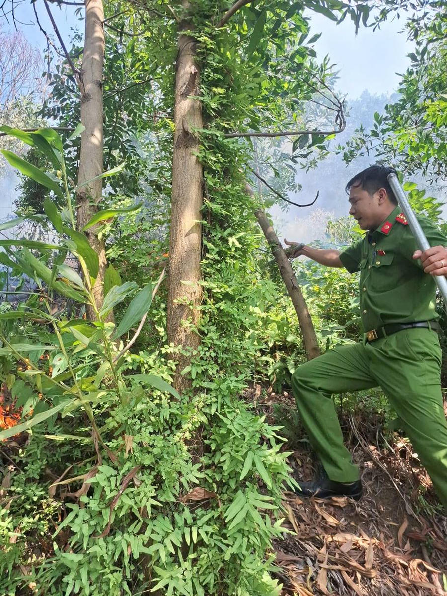 Cán bộ, chiến sĩ Công an xã Yên Xuân phối hợp các lực lượng chức năng và người dân khống chế, dập tắt đám cháy rừng tại khu vực núi Ba Vành, thôn Tiến Xuân 3.