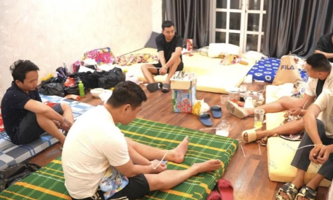 Các nhóm người nước ngoài bị cơ quan công an phát hiện cư trú bất hợp pháp (ảnh:CACC)