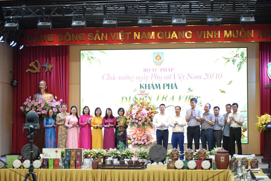 Thứ trưởng tặng hoa chúc mừng ngày Ngày Phụ nữ Việt Nam 20/10.