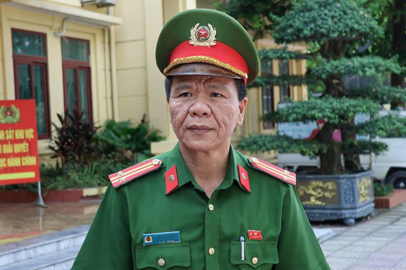 Trung tá Nguyễn Hữu Hiển, Phó Trưởng Công an xã Phù Đổng trao đổi về kết quả rà soát, làm sạch dữ liệu phương tiện trên địa bàn.
