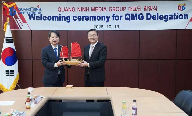 Ông Nguyễn Thế Lãm, Thành ủy viên, Giám đốc Báo và phát thanh, truyền hình Quảng Ninh tặng quà lãnh đạo Đài Phát thanh Truyền hình Gangwon.Ảnh: Báo Quảng Ninh