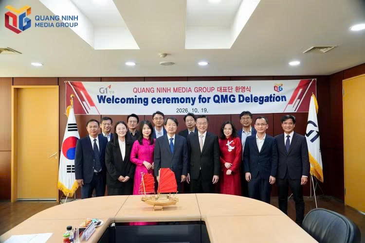 Đoàn công tác Báo và phát thanh, truyền hình Quảng Ninh chụp ảnh lưu niệm cùng ban lãnh đạo Đài Phát thanh Truyền hình Gangwon.Ảnh: Báo Quảng Ninh