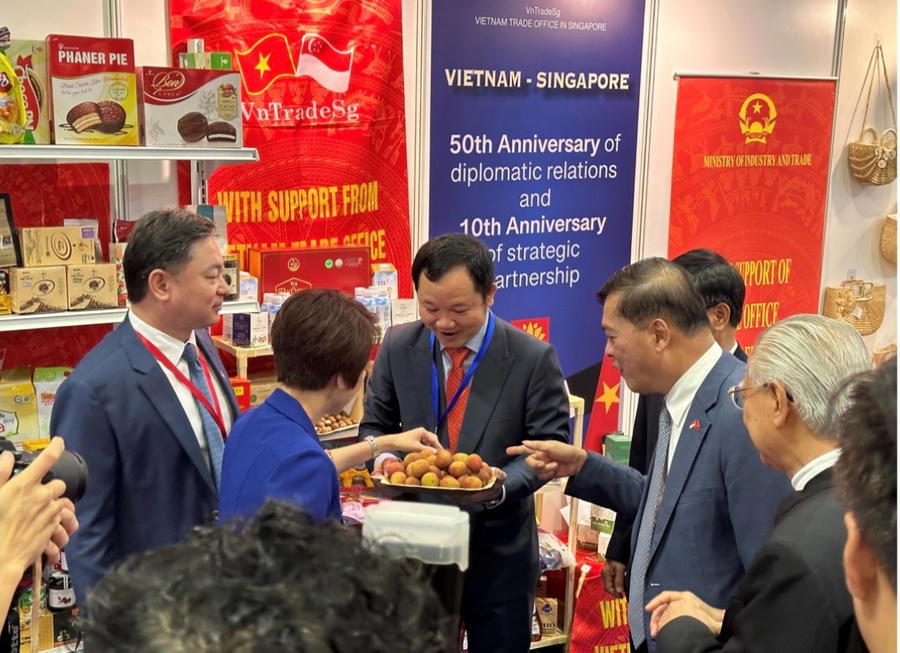 Tham tán thương mại Việt Nam tại Singapore Cao Xuân Thắng mời khách thăm quan Gian hàng Việt Nam nếm thử quả vải tươi Việt Nam tại sự kiện Kỷ niệm 50 năm quan hệ ngoại giao hai nước, năm 2023. (Ảnh: Tham tán thương mại Việt Nam tại Singapore) Tham tán thương mại Việt Nam tại Singapore Cao Xuân Thắng mời khách thăm quan Gian hàng Việt Nam nếm thử quả vải tươi Việt Nam tại sự kiện Kỷ niệm 50 năm quan hệ ngoại giao hai nước, năm 2023. (Ảnh: Tham tán thương mại Việt Nam tại Singapore)