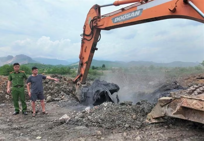  Hiện trường chôn lấp chất thải công nghiệp tại xã Thống Nhất, TP Quảng Ninh. Ảnh: CAQN